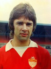 Alan Hill... ❤️

Sometimes unsung heroes need a day in the spotlight to remind us how important they were.

Mr Versatility.

Played all over the pitch for Wrexham with so many different numbers on his back 👏🏼

THAT goal at Magdeburg 🙌🏻

*Here in 1974 wearing unbranded home kit.