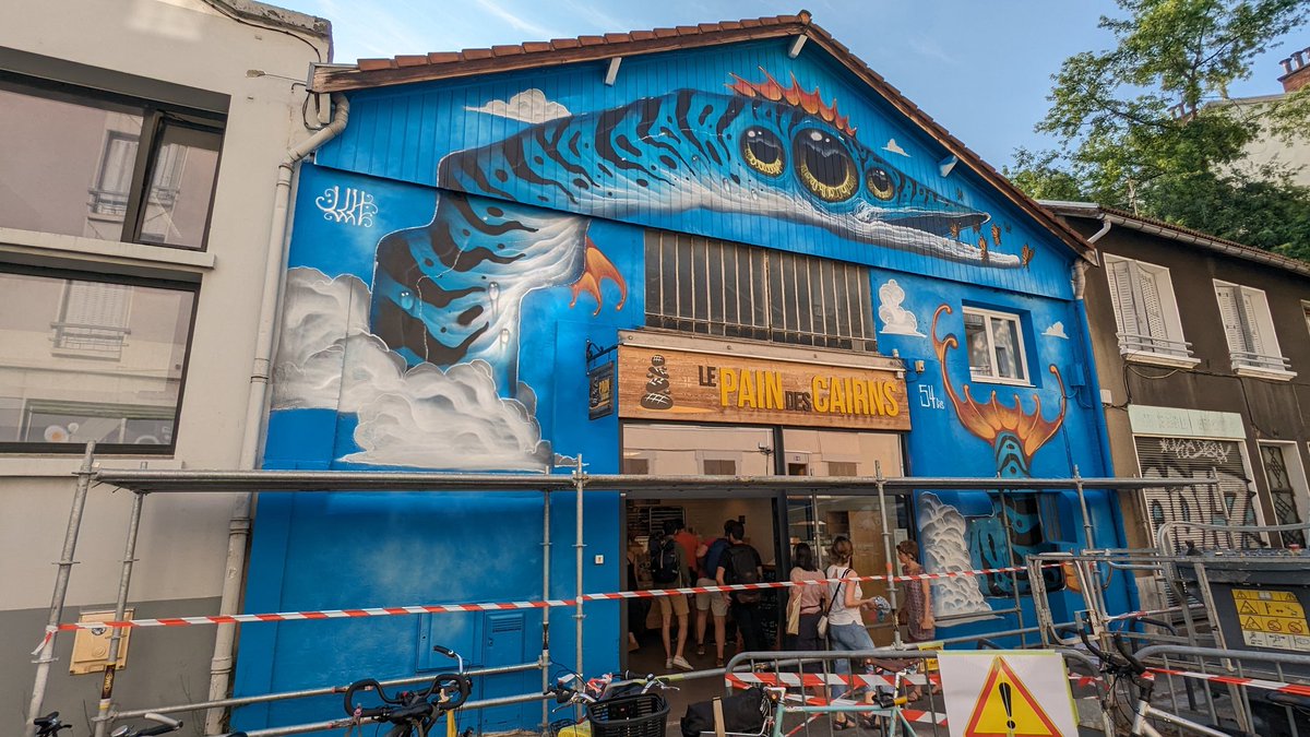 VieAGrenoble's tweet photo. Au Pain des Cairns on reconnaît le style unique de Veks Van Hillik en cours de réalisation 🤩 #SAFGA 2023 #StreetArt #Grenoble https://t.co/vDj2rheIsz