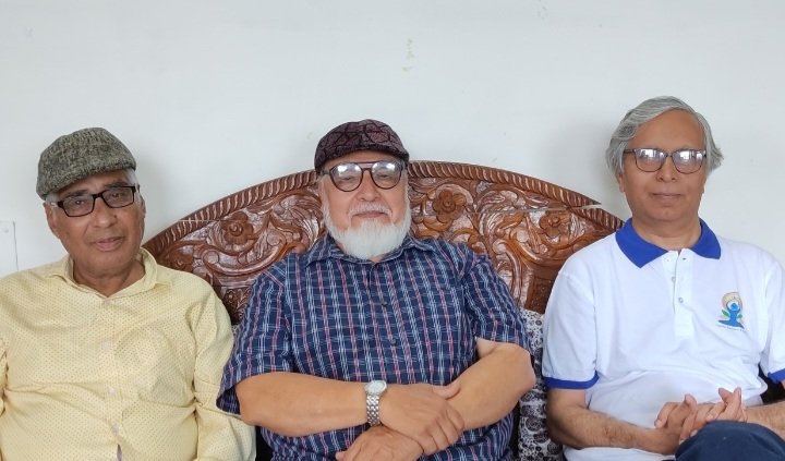 Mere Aziz Dost ,All India Radio aor Rekhta se munsalik Ma'roof Shair o Nazim Janab Nauman Shauq Saheb Delhi se aor Ubharte Shair Shariq Siddiqui Kashipur se Bazm e Sadaf Raisen ki Rasm e Ijra 
[Ehsas e Nashtar] mein shirkat k liye mere ghar Bhopal tashreef laye