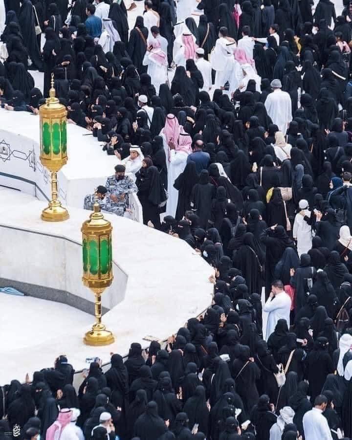 هذه الصور ألتقطت فجر اليوم، وهو يوم مهم ومنتظر لدى المؤنسات من اخواتنا وبناتنا في مكة يسمى يوم الخليف، تنطلق فيه معظم النساء بصحبة اطفالهن ليملأن صحن المطاف حتى لا يفضى الحرم ابدًا خصوصًا أن أغلب الرجال منشغلين في مناسك الحج بعرفات

عادة قديمة، مستمرة حتى اليوم إجلالًا للحرم.