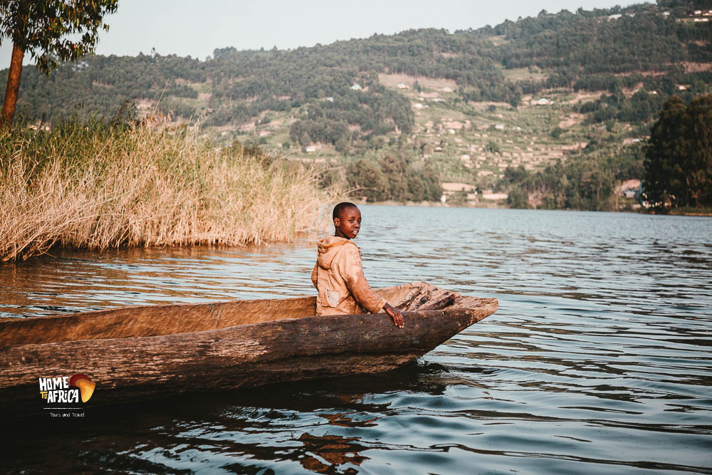 A little explorer setting sail into adventure on the serene waters of Lake Bunyonyi. 🚣‍♂️✨ Discovering nature's beauty through their eyes is a joy beyond words.

#LakeBunyonyi #HomeToAfricaTours #ExploreUganda #NaturePhotography #NatureBeauty #FamilyAdventure