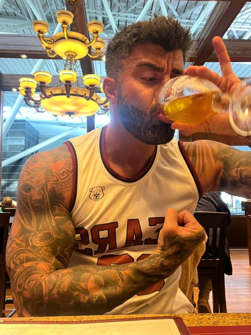 Airport beers.. if you love your cash master then pay up 🐷 https://t.co/61LhpQfuaD