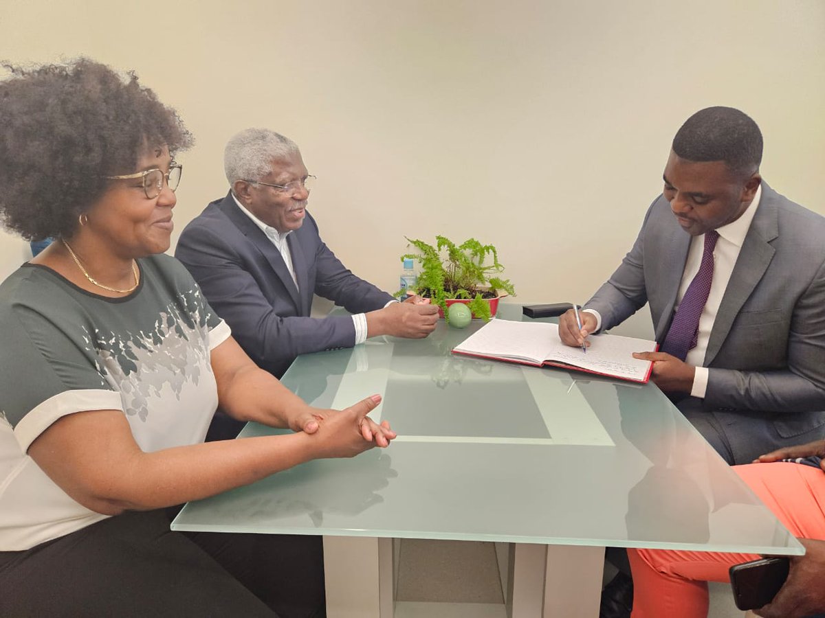 RedisseA10841's tweet photo. EQUIPA DO REDISSE IV DA REPÚBLICA DO CONGO REALIZA MISSÃO A ANGOLA PARA TROCA DE EXPERIÊNCIAS COM REDISSE IV-ANGOLA.
#angola #governodeangola #minsa #worldbank #minsapps #redisseangola #onehealth #ceeac https://t.co/rfk7GVssf3