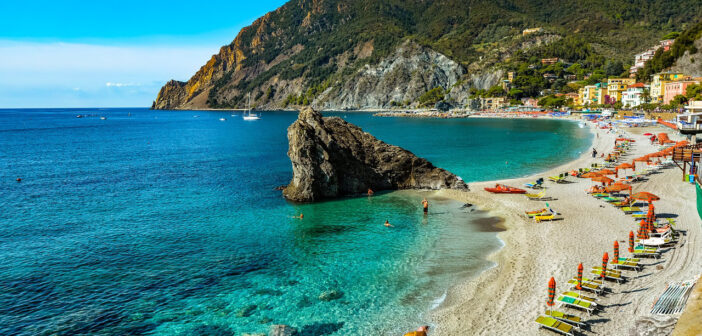 Vacanze estive 2023 in Italia? Secondo un sondaggio gli italiani quest'anno sceglieranno di fare vacanze brevi ed il motivo sembrerebbe il caro prezzi. ilviaggio.it/vacanze-in-ita… #viaggiare #ilviaggio #Travel #travelnews