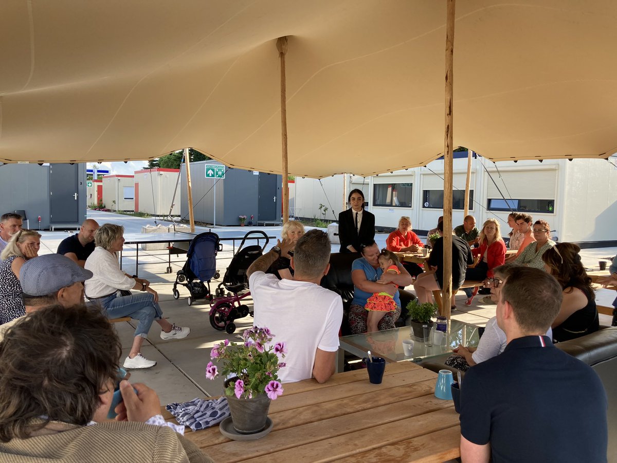 Gister heeft de raad een bezoek gebracht aan de Oekraïense vluchtelingen in Gendt. Via een tolk waren er mooie en indrukwekkende gesprekken over hoe het met ze gaat, over werk en school voor de kinderen. Hoe deel te nemen aan de samenleving, de Nederlandse lessen en nog veel meer