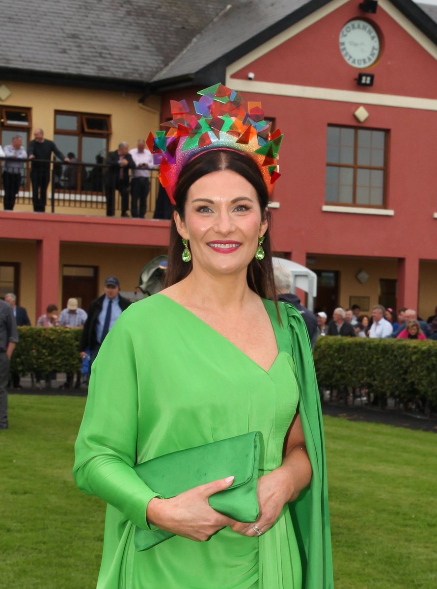 👑Limerick Native Crowned Winner of The Lodge at Ashford Castle Ladies Day at Ballinrobe Racecourse Find out more about the day ▶ballinroberacecourse.ie/limerick-nativ…