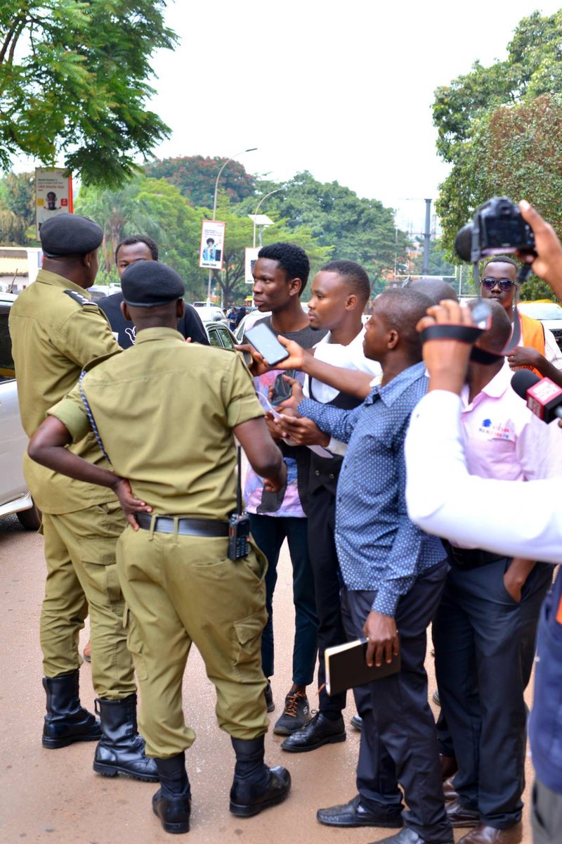 🧡 SOLIDARITY WITH STUDENTS IN UGANDA 

🛢 Today, <a href="/Studenteacop/">Students Against Eacop Uganda🇺🇬</a> marched to Parliament in Uganda in resistance against the East African Crude Oil Pipeline. 

⛓️ Bagiire Sharif from Kyambogo University was arrested and is currently being detained. We stand in solidarity and call