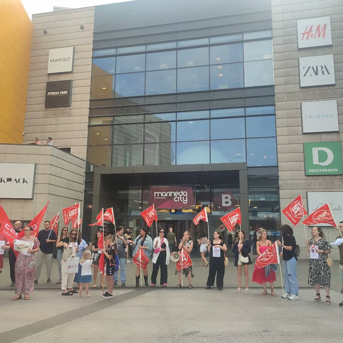 FesmcG's tweet photo. 📸Imaxes da folga que tivo lugar onte en Coruña do persoal de @hm en protesta das pésimas condicións laborais.
🔴 O seguimento da folga foi masivo en todo o estado, e ante a negativa da patronal a negociar, auméntanse os días de folga para o 1 e 8 de xullo.
#HMenLucha https://t.co/pZQZz4oy3o