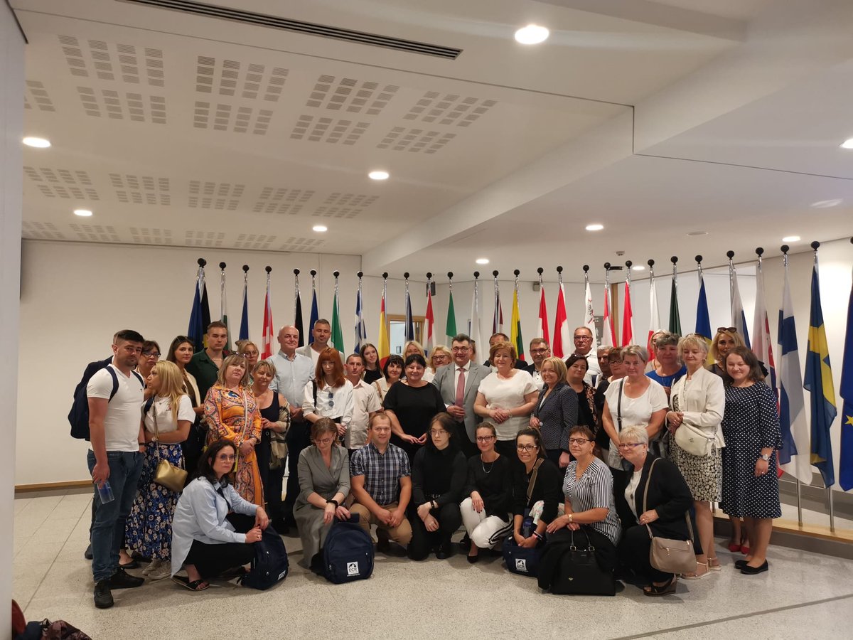 Czym jest Parlament Europejski? Sercem zjednoczonej Europy. Areną wymiany myśli, idei, koncepcji. To tu współtworzone jest wspólnotowe prawo. To też jeden z największych urzędów na świecie, zatrudniający około 8 tys. pracowników.  #parlamenteuropejski #wizytastudyjna #goście