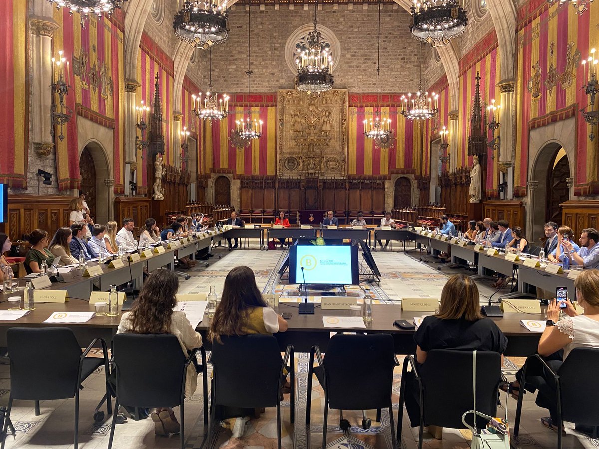Los participantes del #Barcelona2043 presentan en el <a href="/bcn_ajuntament/">Ajuntament de Barcelona</a> y a @JordiValls13, cuarto teniente de alcalde, los retos y oportunidades de diferentes sectores clave de la ciudad, identificados a lo largo de los nueve meses de programa.