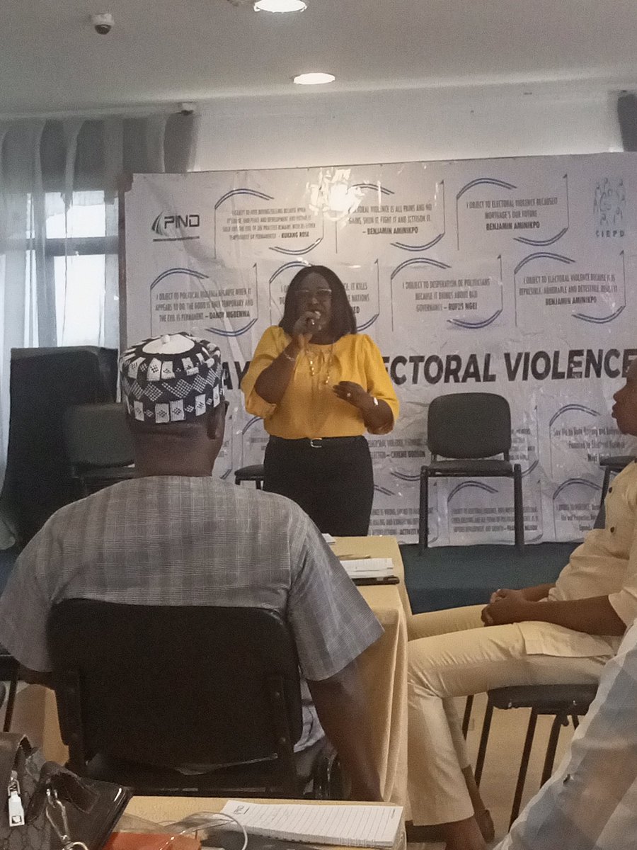 PHWAKAWAKA's tweet photo. PIND Rep. INEC Rep in Rivers State and Security agencies (Nigerian Police Force and NSCDC) where present and share there observation and remarks with respect to the preceded Election at the One Day Election Debriefing by @ciepd_NGO and @PINDFoundation. 
#NoToElectoralViolence https://t.co/s09epDKPX1