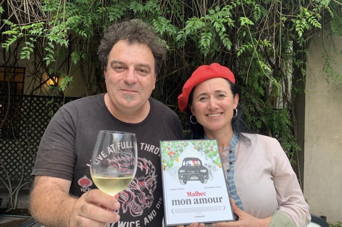 winetimearg's tweet photo. El libro “Malbec Mon Amour” de Laura Catena y Alejandro Vigil, ahora en francés. 

@alevigilmalbec 
@LauraCatena 

https://t.co/6L5wRGuxfI https://t.co/cD6ptiGXs9