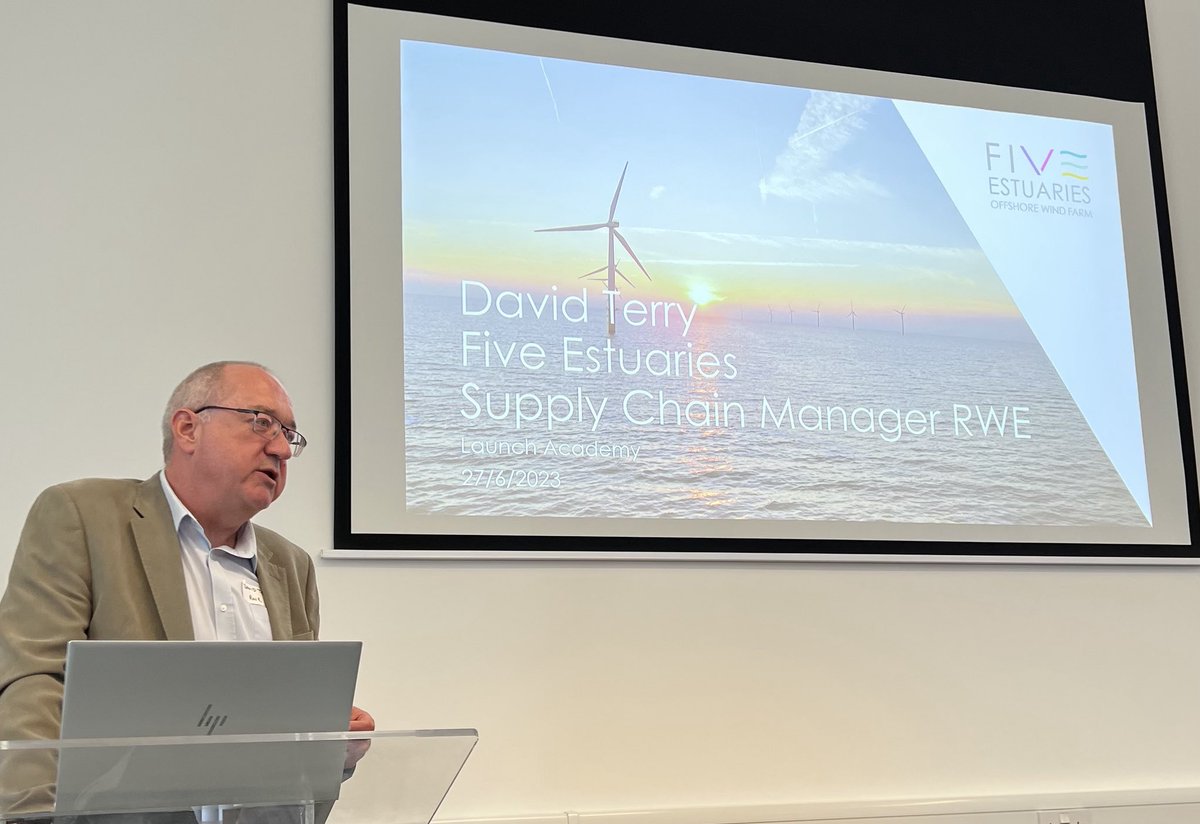 Steven_W_Wilson's tweet photo. Dave Terry of @RWE_AG describes the #FiveEstuaries wind farm @ORECatapult #EastofEngland #LaunchAcademy @HIL_Updates #offshorewind #supplychain #cleanenergy #renewables @FreeportEast https://t.co/Tct0ic9jvS