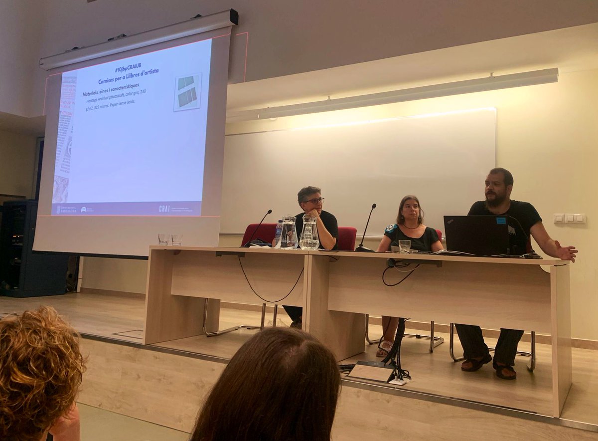 @mac_pujol @carme_balliu @patrimonigencat @UniBarcelona @martineta11 Miquel Àngel Soria, del @craibellesarts ens detalla les bones pràctiques d’emmagatzemament i tractament físic del fons d’aquest #CRAIBiblioteca. Ens detalla les camises per a llibres d’artista, les fundes per a cartells, entre altres.

#10jbpCRAIUB ↕️