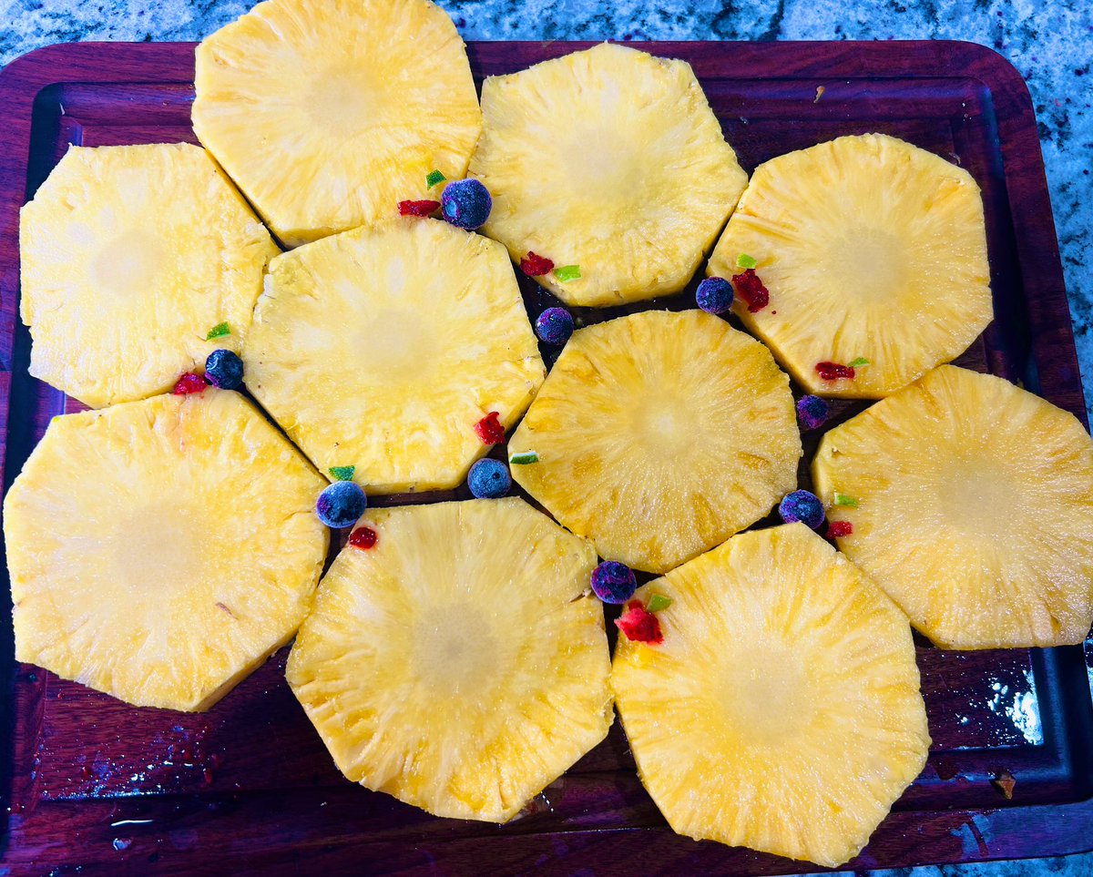 A pineapple🍍 is basically what a liver looks like under the microscope 🔬 🤷🏻 

Blueberry- hepatic vein
Strawberry -hepatic artery
Lime skin - bile duct
Pineapple Core - central vein