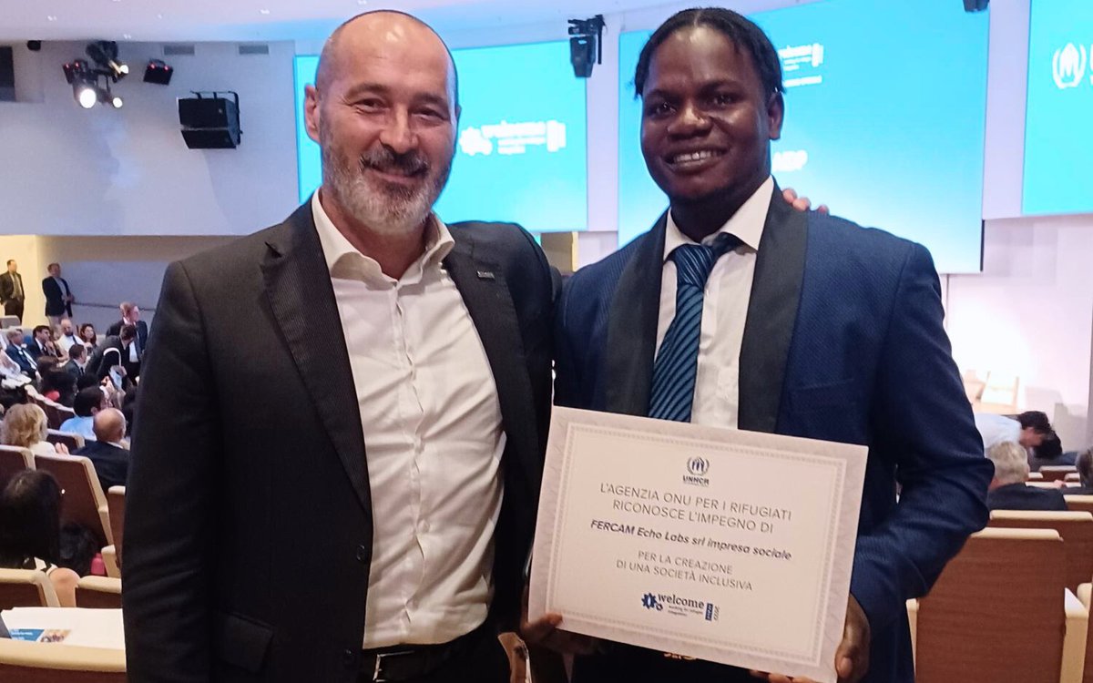 Ieri, FERCAM Echo Labs ha ricevuto il premio <a href="/unhcr/">UNHCR</a> per aver favorito l'inclusione lavorativa dei rifugiati grazie al progetto della falegnameria sociale. Il nostro team è davvero orgoglioso di questo prestigioso riconoscimento!

Scopri di più 👉 ferc.am/UNHCR