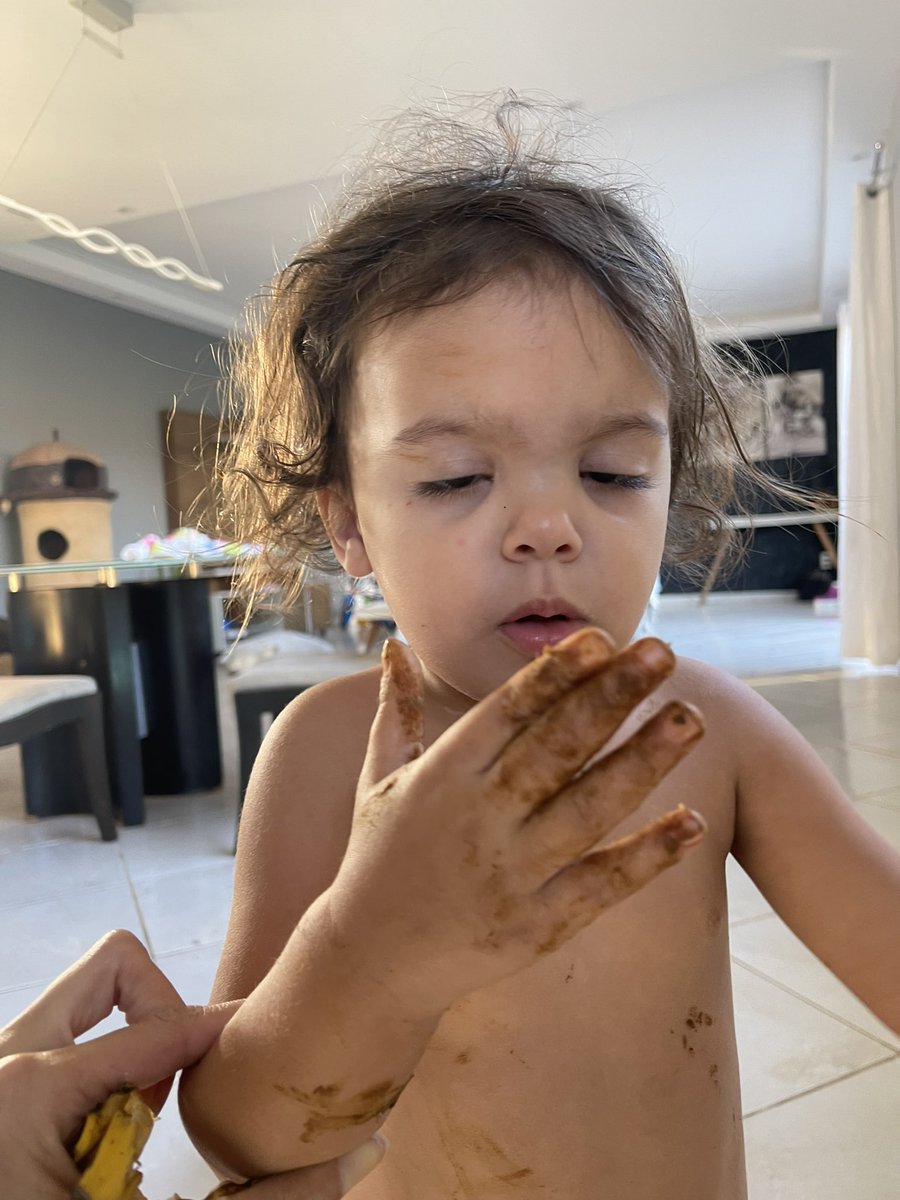nayanezani's tweet photo. Quer ter filhos? Fui passar um café, Alice gritou: Manheeeeee, olha eu tô pintaaaando! 
Pintando com que? 
- com coco da minha fralda. https://t.co/JRd5Z9ibEP