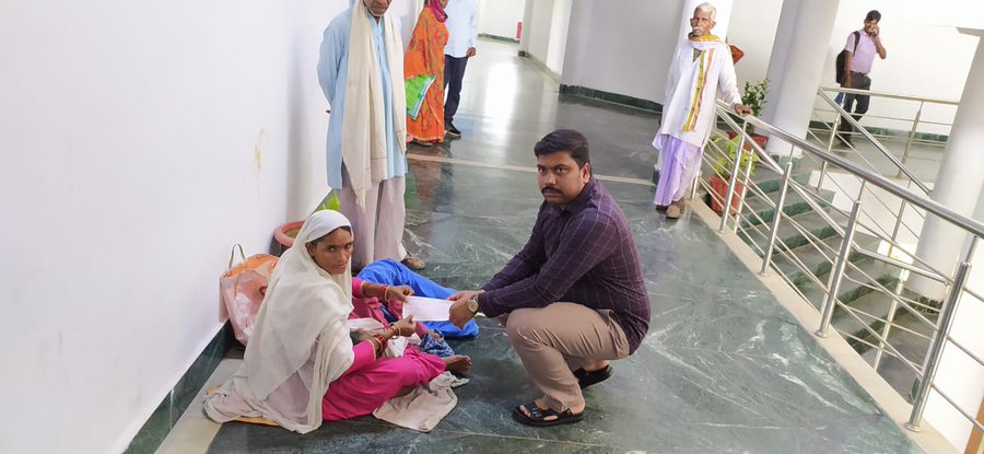 DC हो तो ऐसा, दुखियारी महिला को देख बैठ गए जमीन पर, कैंसर पीड़ित पति के लिए तत्काल…-DC should be like this, sitting on the ground after seeing the sad woman, immediately for the husband suffering from cancer…