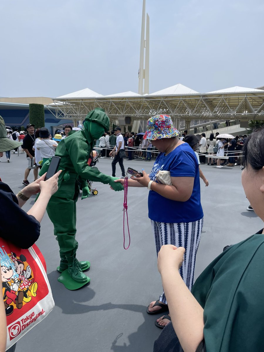 Hayato_____0315's tweet photo. アーミーメンのフリグリしてたらドラえもんの声に似てるケーキ屋さん？で有名な木村かよさんに遭遇してた😂 https://t.co/giCyXWnq2e