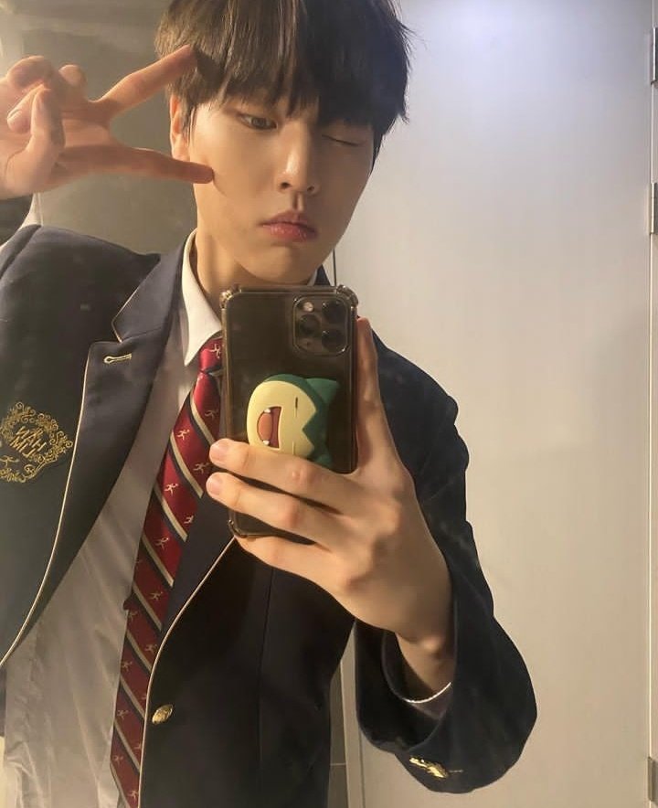 zhouxxxxxxxx's tweet photo. Dohyon : here are some pictures from graduation ceremony

Thank youuu so much my son 🥺🫶🏻 https://t.co/sFne7wZEQU