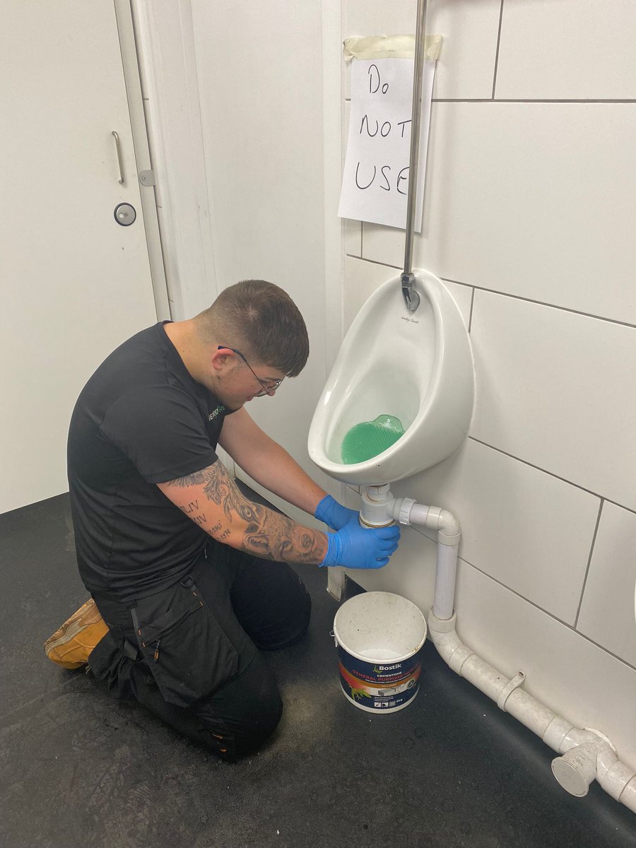A blocked drain, toilet, or gully can cause disruption to business. Pre-Planned Maintenance is the key to avoiding this 🔑 Get in touch today! 

📸  featuring one of our Apprentices getting stuck in 💪 

☎️ 01302 772464
✉️ southyorkshire@metrorod.co.uk