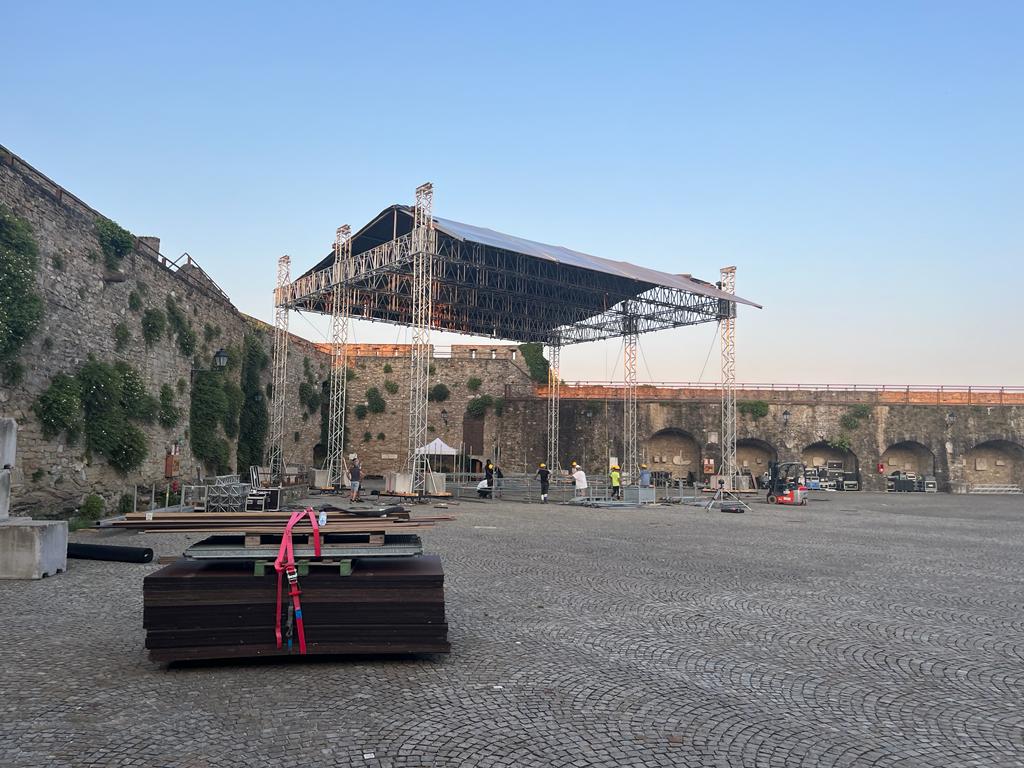 Sta prendendo forma il nuovo palco al Castello di San Giusto a #Trieste. Domani ore 21:00 lo spettacolo "La Milonga del Fùtbol" di e con Federico @buffa darà il via alla nostra rassegna che proseguirà fino al 31 luglio con <a href="/OmaraPortuondo/">Omara Portuondo</a>, Alice, Arturo Sandoval e tanti altri!