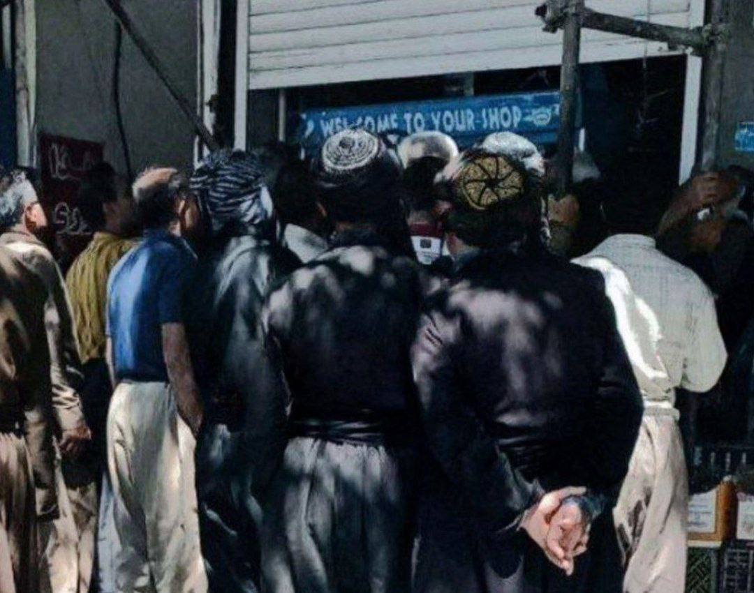 IranNewsAgency0's tweet photo. صف طولانی هموطنانمان برای تهیه مرغ در گرمای طاقت‌فرسای تابستان مریوان
#مهسا_امینی
#انقلاب_ملی_ایران https://t.co/tnpHPdX629