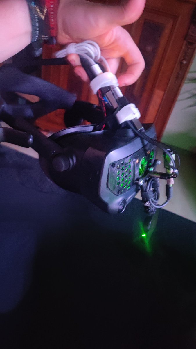Mutecyberwolf's tweet photo. Gave my Gen 3 Lense Assembly now a Testrun on the Right Eye and the Results look promising :) Gonna make a new Mount for my Dev Frunk soon ^^ #Opensource #ETVR #Valveindex #Eyetracking #VRchat https://t.co/GPbIDK46HC