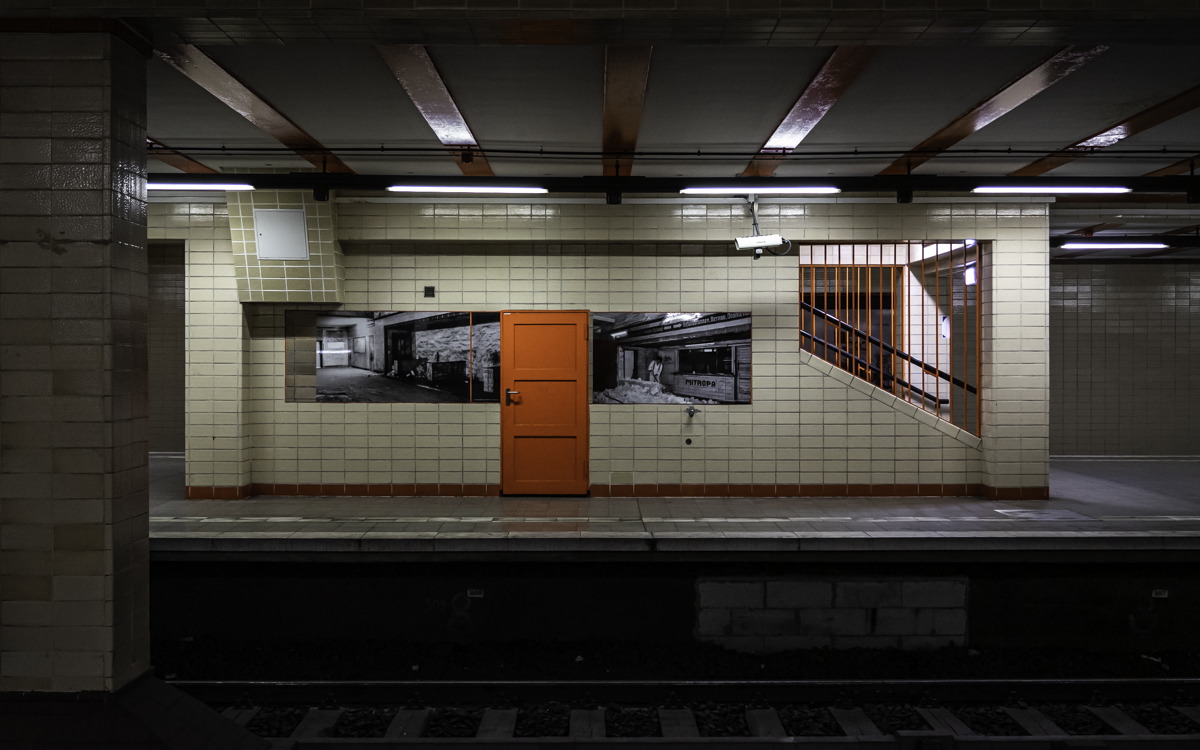 S1 — Nordbahnhof.
Mysteries of the orange door.