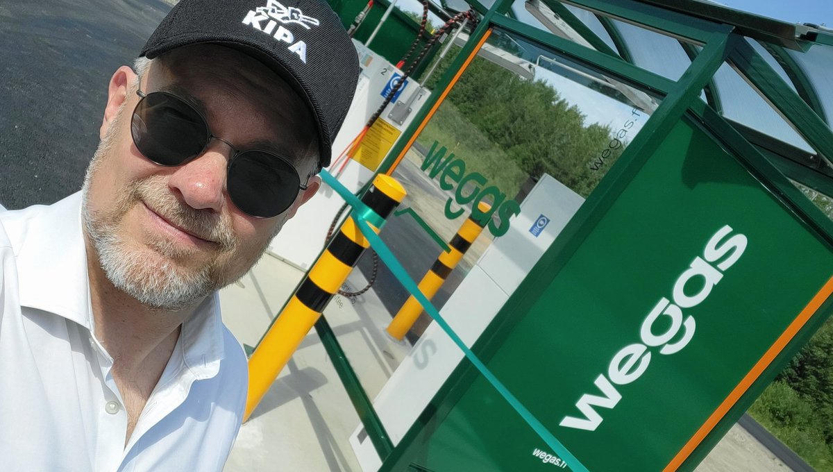 Themminki's tweet photo. @WegaGroupOy riittää menoa - aamun vihreän siirtymän kehitysyhtiöuutisen jälkeen siirryttiin meidän isänmöimän @KiteenPallo90 JOMA superpesisottelun lehdistötilaisuuteen ja siitä avaamaan uutta Biokymppi Oy:n Wegas-brändin alla toimivaa tankkausasemaa Kiteellä. https://t.co/zsdSZtLc7p