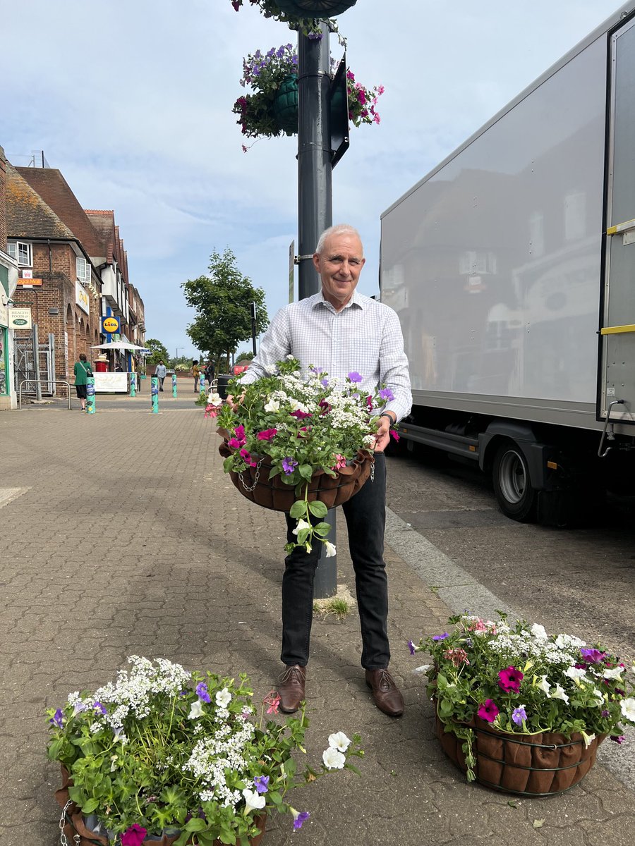 CllrNormando's tweet image. Looking good! Hanging baskets now up in #Pinner and going up throughout the Borough!⁦@harrow_council⁩ ⁦@paulosborn⁩ ⁦@kuha4harrow⁩