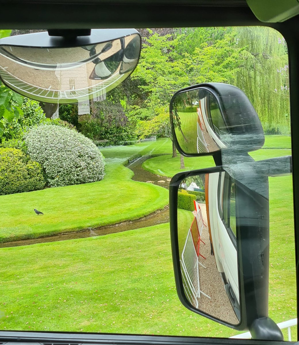 UK_Quickshift's tweet photo. When transport meets art ... beautiful view from our truck today #quickshift uk#art transportation#take in the view#couriers gatwick https://t.co/VC7V3J3SSX