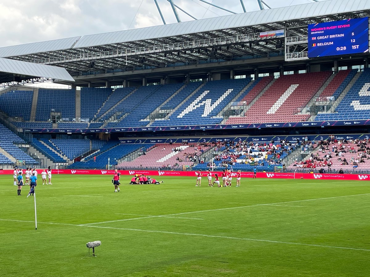Bijna halfweg en Belgium rugby sevens leiden met 12-5 tegen GBr maar verliezen nu wel Nele Pien na stevige botsing. Ziet er niet goed uit voor de laatste match vanavond