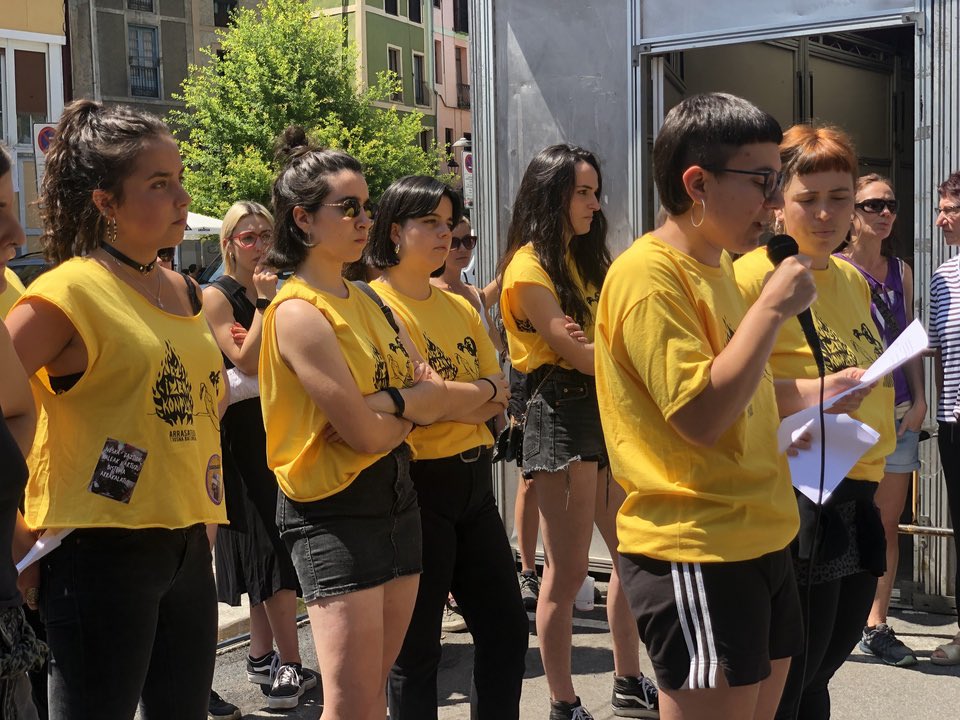 Sua, dantza, jaia eta borroka🔥

Nor dabil zaintzen? Nor lanean? Nor dantzan? Suaren bueltan, txosnatan, plazan… 

Erantzuna du ekintzak berak! 

#Arrasate
#SanJuanak