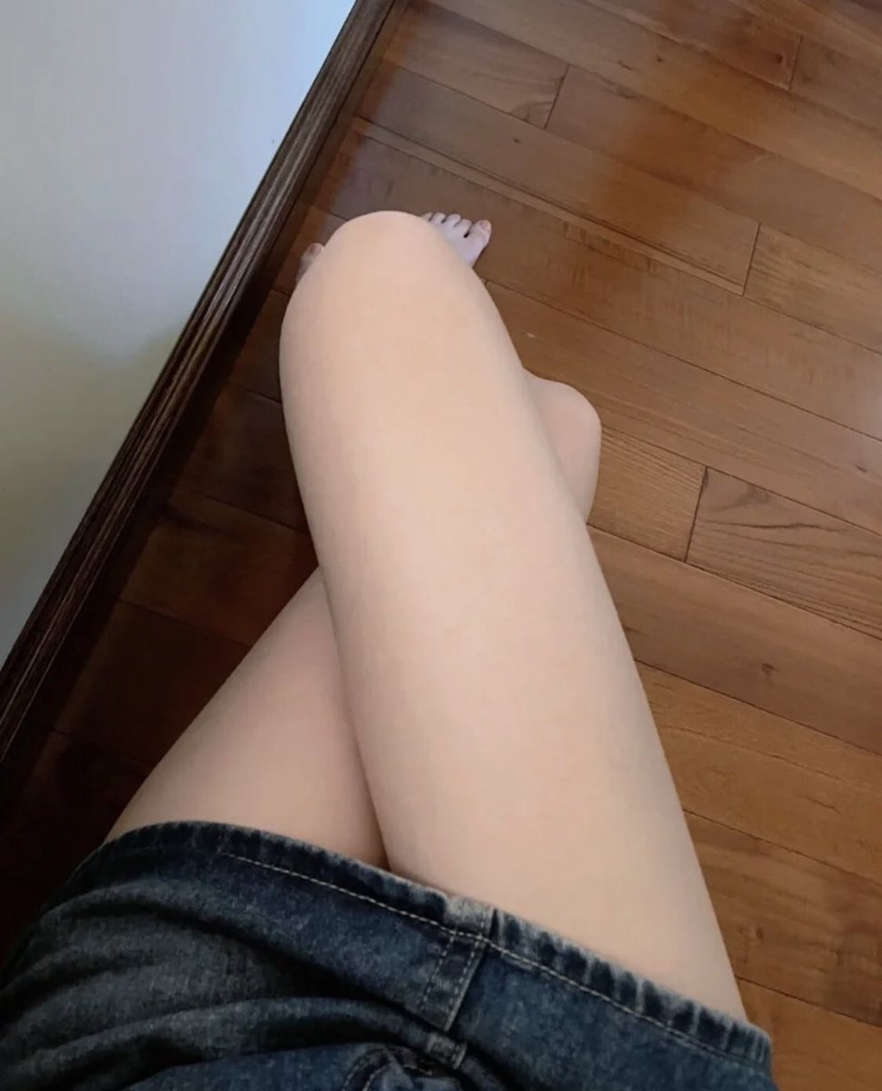NjulliaC's tweet photo. 美不美看大腿是这样的吗？🤭🤭 https://t.co/T5r9qyPmWE