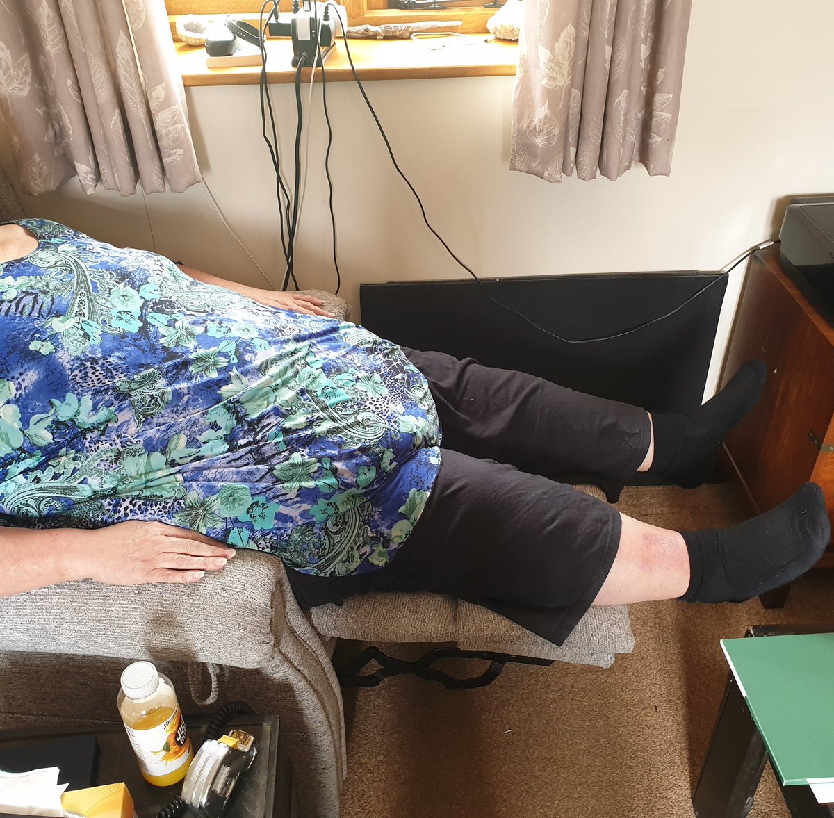 JPrisgrove's tweet photo. I'm deeply disappointed in oak tree mobility, my riser recliner was delivered yesterday, it's too short as you can see, today they say they can't provide a chair to fit, I'm only 5'9. I'm very upset. https://t.co/YSHhbBZr94