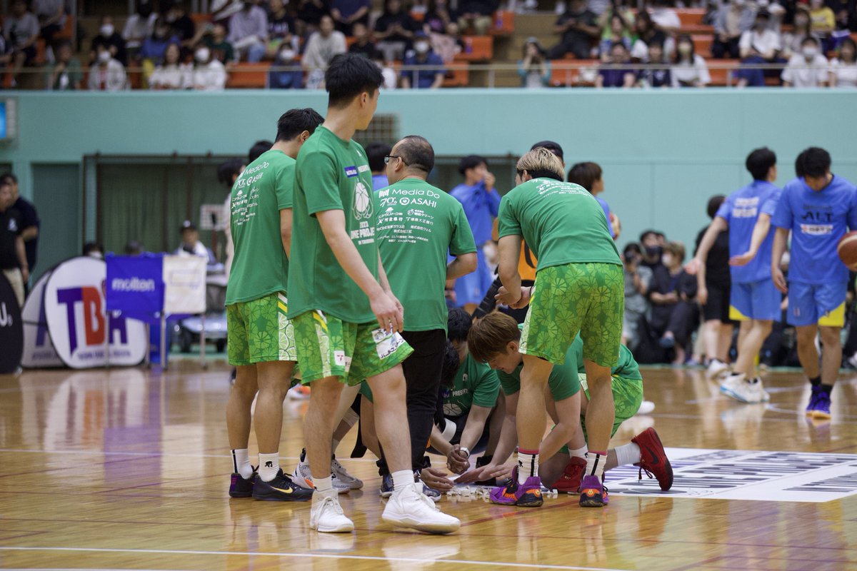 wy_rainbow's tweet image. 抽選の紙ぶちまけて、みんなで拾ってるのかわいすぎる笑
何も言われなくてもみんなが集まってきて、両手いっぱいに拾ってるの！
やっぱWILLっ子は、みんなかわいい良い子たちなの☺️

#WILLfamily #ONEPROJECT 
#とくしまイル