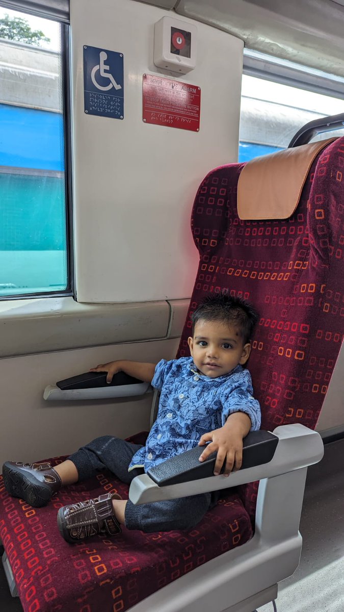 icfindrlys's tweet image. A #GeNxt passenger enjoying his ride in #VandeBharatExpress #SafetyNcomfort #MakeInIndia @AshwiniVaishnaw @RailMinIndia