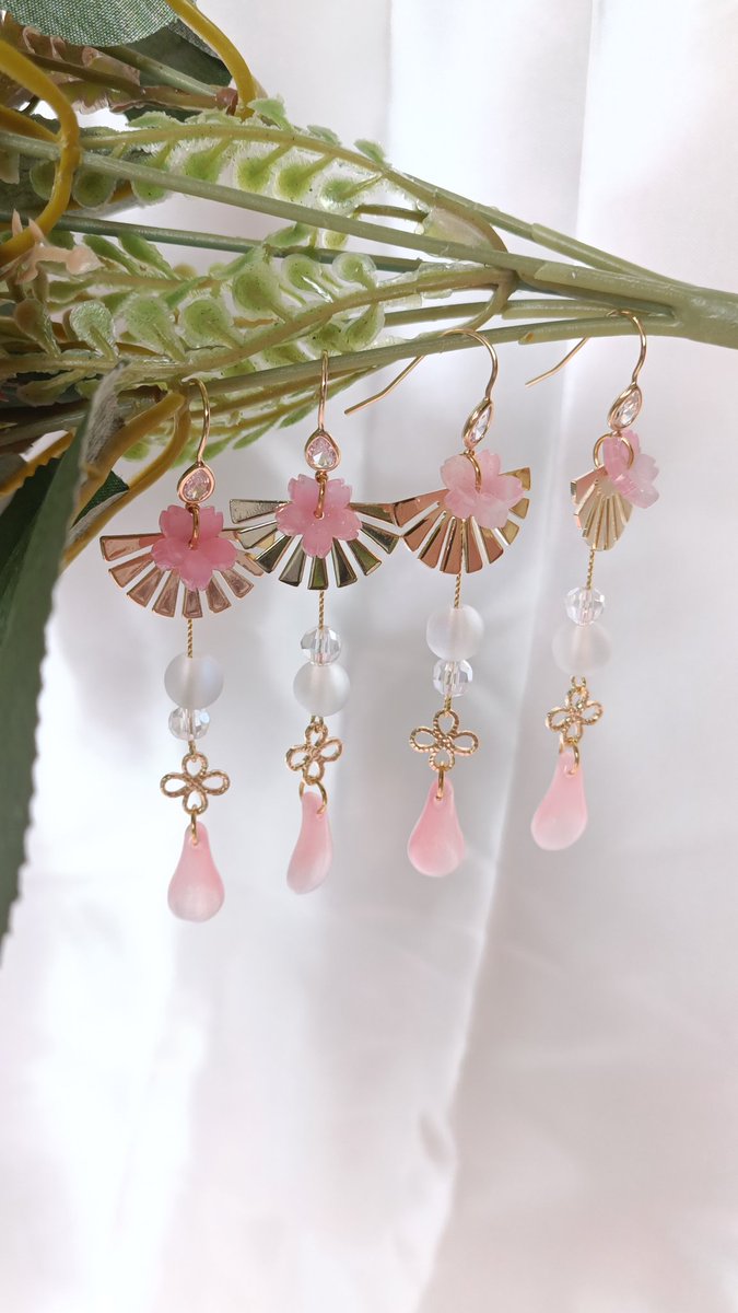 paperblissph's tweet photo. 🌸 Sakura Sensu Earrings 🌸

This is inspired from 'sensu' which means folding fan in Japan and sakura, one of their ornamental tree. (⁠´⁠∩⁠｡⁠•⁠ ⁠ᵕ⁠ ⁠•⁠｡⁠∩⁠`⁠)

Shop here: 
https://t.co/8a0lTfDITe https://t.co/2aNy18zIP2