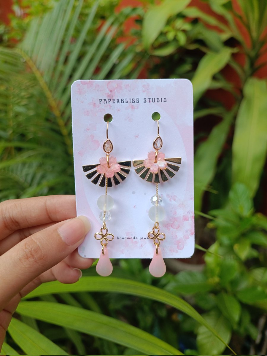paperblissph's tweet photo. 🌸 Sakura Sensu Earrings 🌸

This is inspired from 'sensu' which means folding fan in Japan and sakura, one of their ornamental tree. (⁠´⁠∩⁠｡⁠•⁠ ⁠ᵕ⁠ ⁠•⁠｡⁠∩⁠`⁠)

Shop here: 
https://t.co/8a0lTfDITe https://t.co/2aNy18zIP2