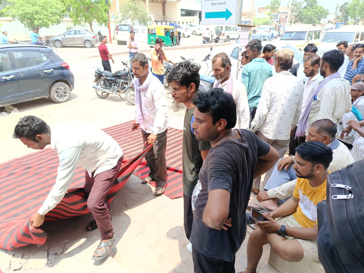 Despite SOP on this issue attendants of deceased r allowed to demonstrate in hospital premises in Bikaner  with dead body causing inconvenience to other pts,this is violation of all rules and regulations,urgent action needed <a href="/ashokgehlot51/">Ashok Gehlot</a> sir