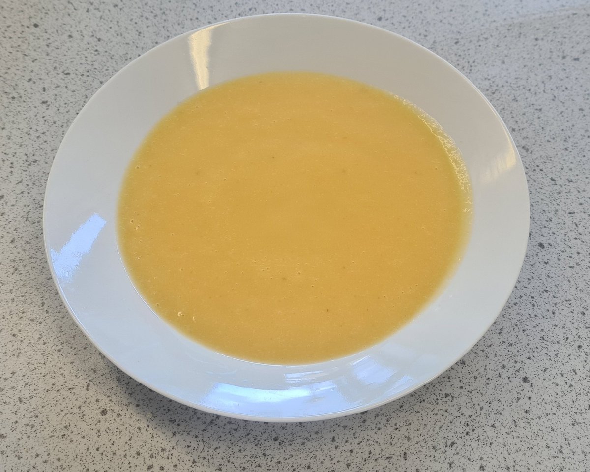ElizabethJRowan's tweet image. Vegetable soup making with my second group of year 7&apos;s in school yesterday! Great discussion about getting 5 a day and hiding vegetables in food! @Foodafactoflife #FoodTechnology #Edutwitter #Keystage3 #KS3 #Soup #Vegetables #HealthyEating #Lunch