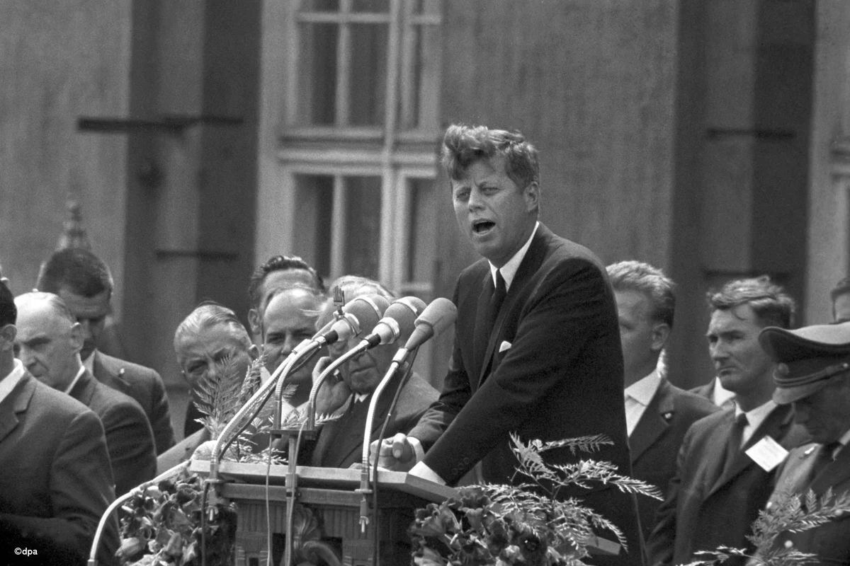 JFケネディアメリカ大統領・ブラントベルリン市長時代の写真 ドイツ大使館🇩🇪 on X: 