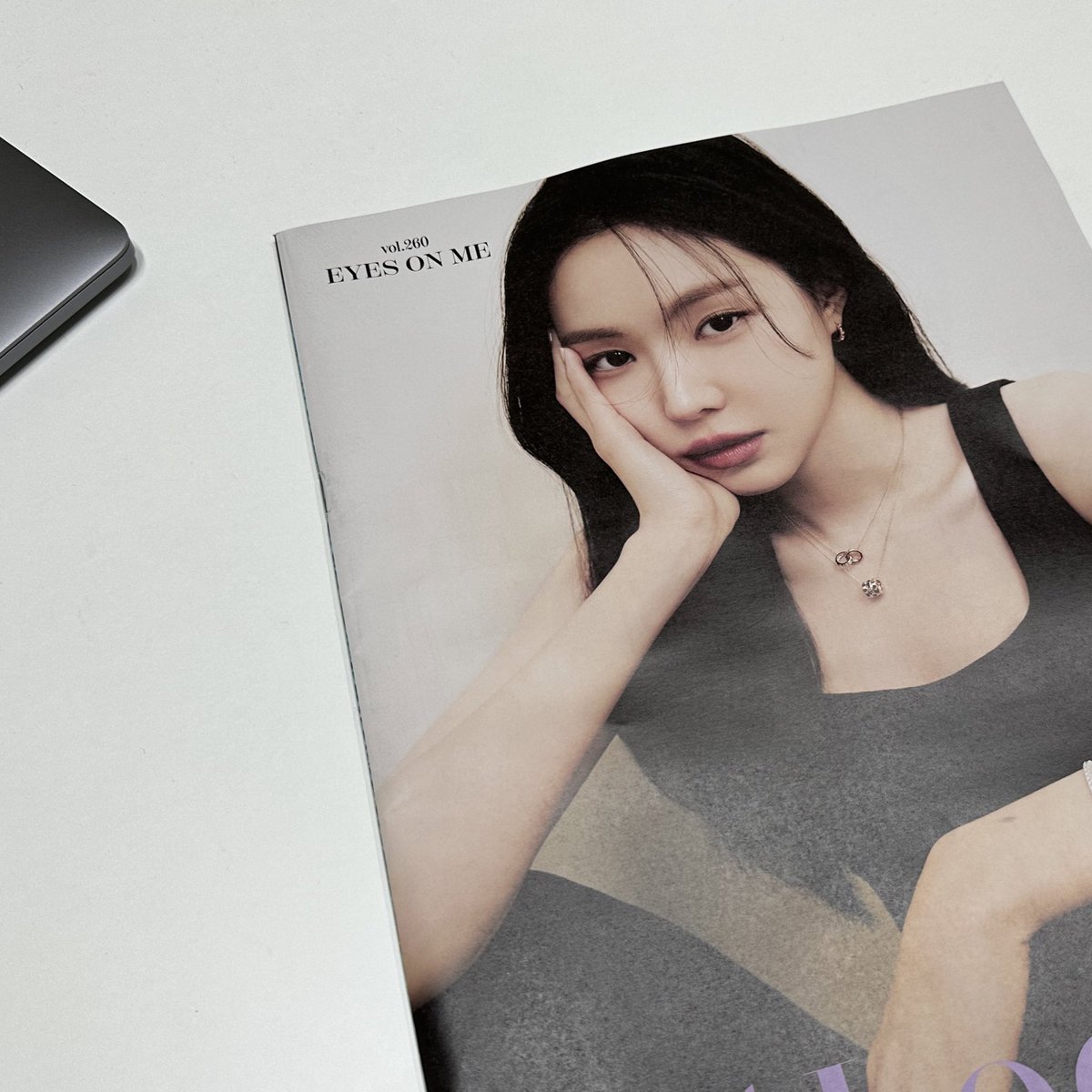 onlynaeun0210's tweet image. 퍼스트 룩 오늘 도착했는데 진짜 소장해야 대여.. 꼭 사세요.. 진짜 내용은 여러분이 직접 보셔야되여..!

#퍼스트룩 #손나은 #이거안사면바보 #손나은주인공임 @1994marcellasne