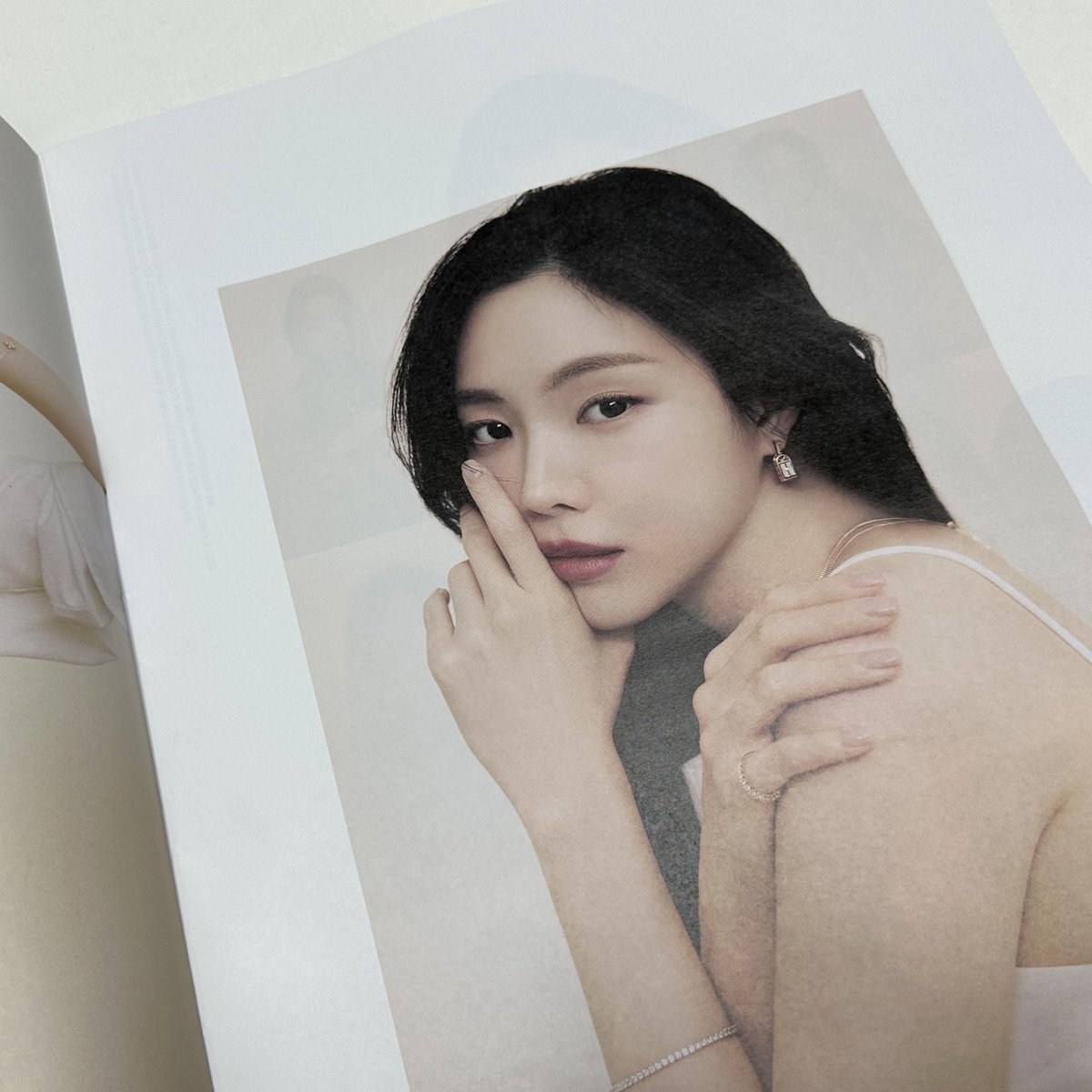onlynaeun0210's tweet image. 퍼스트 룩 오늘 도착했는데 진짜 소장해야 대여.. 꼭 사세요.. 진짜 내용은 여러분이 직접 보셔야되여..!

#퍼스트룩 #손나은 #이거안사면바보 #손나은주인공임 @1994marcellasne