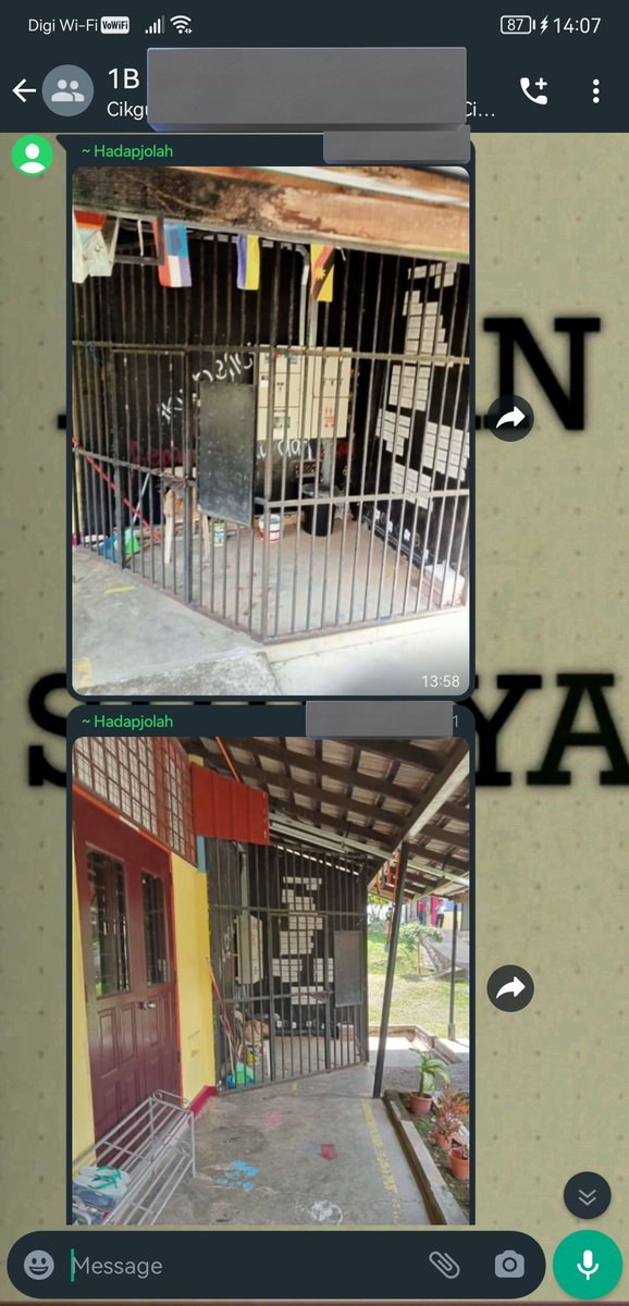 AzuanMekanik's tweet photo. Allahuakbar. Apa ni ek, sampai kena kurung budak darjah satu kat dalam pagsr besi.

Siap ada TNB punya box tu, kot kalau budak tu buat main benda tu lagi tak jadi apa la.

Macam mana sekalipun tu budak darjah satu, cikgu jangan la ambil tindakkan diluar batasan. https://t.co/emfapPNEzj