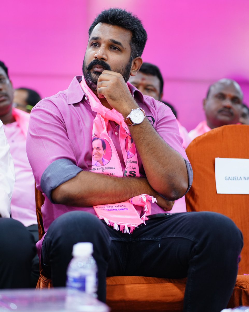 BRS_Inugurthy's tweet photo. తెలంగాణ రాష్ట్ర ఖనిజాభివృద్ధి సంస్థ చైర్మన్, బీఆర్ఎస్ పార్టీ సోషల్ మీడియా కన్వీనర్, సామాజికవాది, మాలాంటి యవతకు చైతన్య స్పూర్తి శ్రీ @Krishank_BRS అన్న గారికి హృదయ పూర్వక జన్మదిన శుభాకాంక్షలు..💐🎂🍰
#HBD_Krishank_Anna
@KTRBRS @BRSparty @BRSTechCell https://t.co/MFeMEBu8io