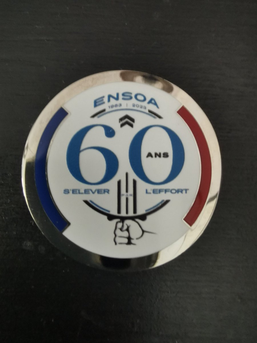 ConsSoff's tweet photo. Lors de la cérémonie des 60 ans de l ENSOA, le président s est vu remettre le nouvel insigne de béret https://t.co/egyI8pQ68I