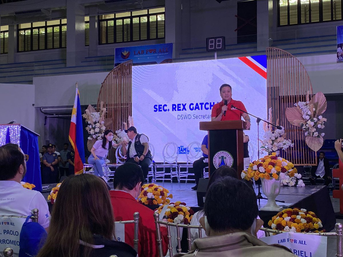 dswdserves's tweet image. LOOK: The DSWD Secretary @rex_gatchalian joins First Lady Louise Araneta-Marcos as she brings the LAB for ALL in the Province of Laguna on Tuesday (June 27). LAB for ALL stands for Laboratoryo, Konsulta at Gamot Para sa Lahat.

#BawatBuhayMahalagaSaDSWD❤️
#LABForALL