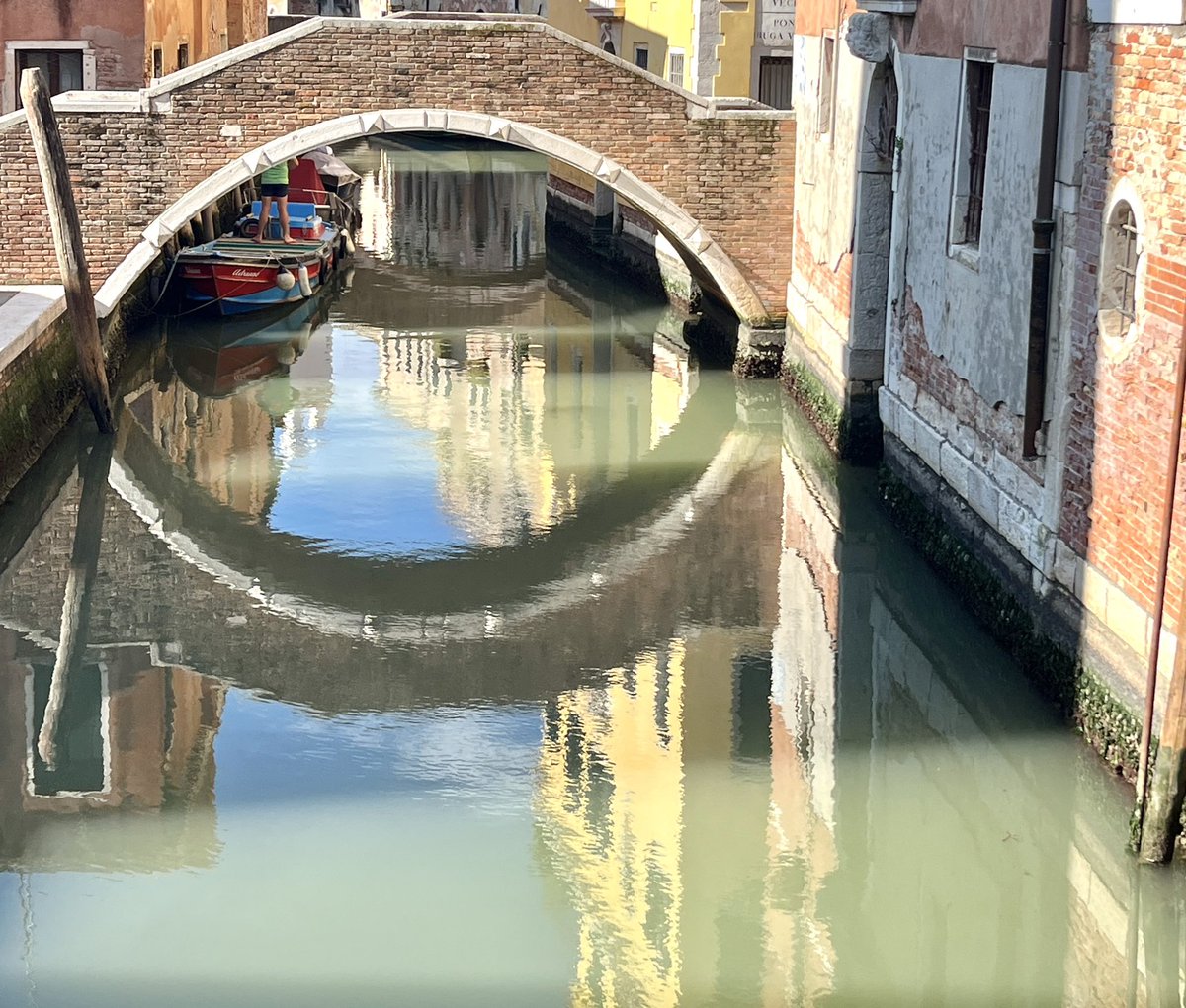 Riflessi veneziani 
#passeggiandopervenezia
#venice #veniceitaly #tour  #Holidays #tourism  #italy #italyvacations #veniceholiday #secretvenice #photowalk